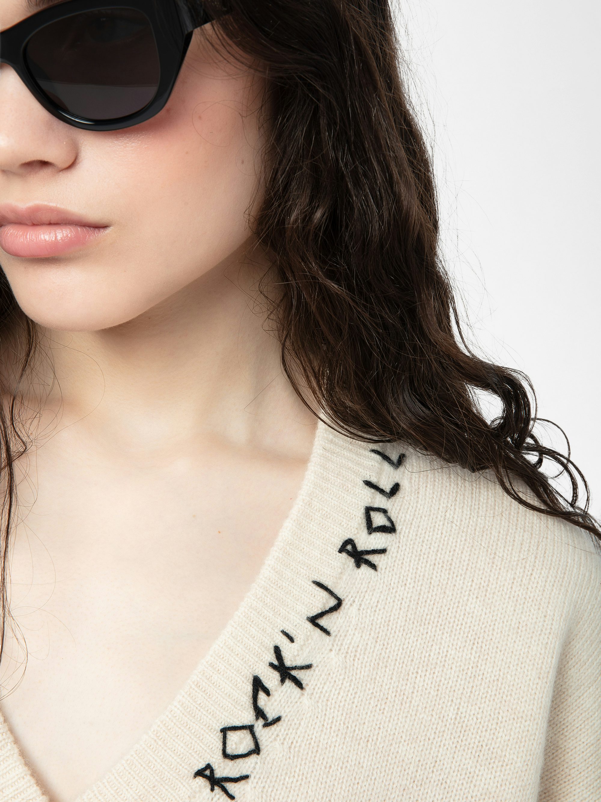 Jersey Mikyz 100% Cachemira - Jersey de manga larga y cuello de pico con bordado Rock n Roll en el escote.